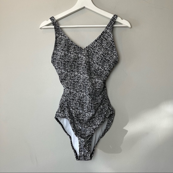 Speedo One Piece Swimsuit Black and White Crisscross Pattern - Picture 1 of 10